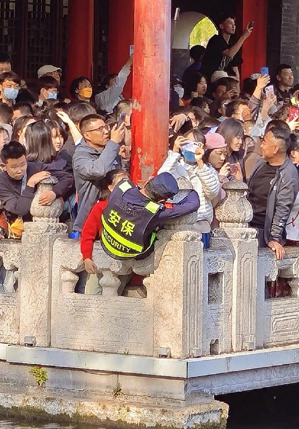 沒想到愛麗絲的車燈這麽大？囧圖姑娘的腿真的這麽白嗎