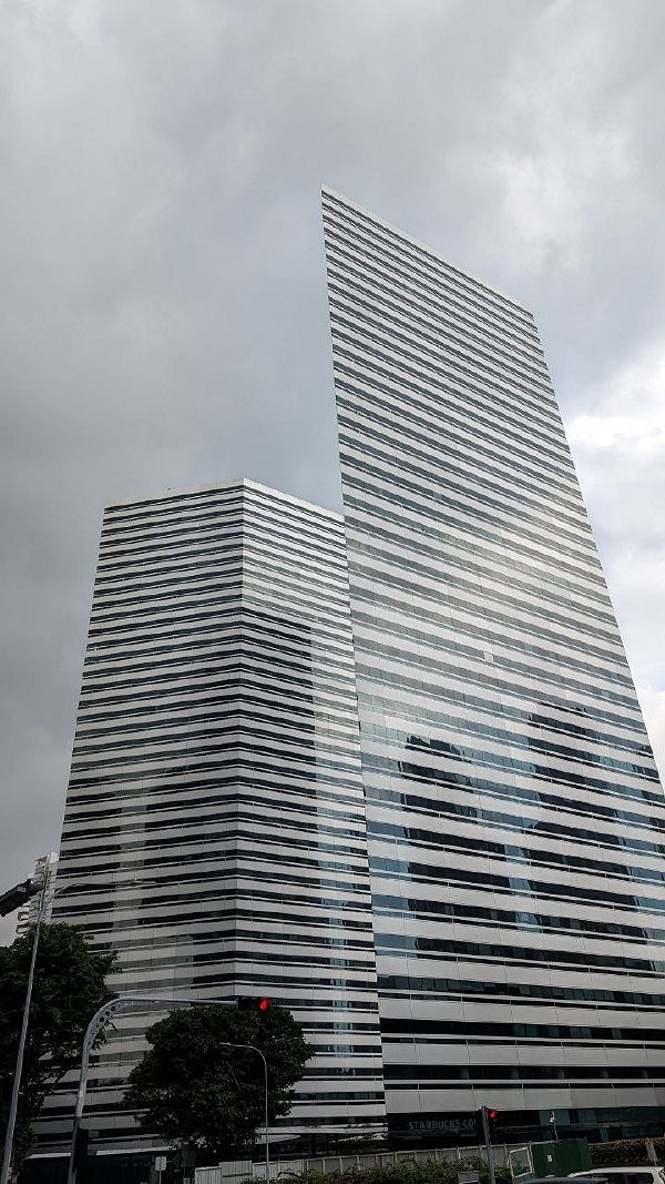 沒想到愛麗絲的車燈這麽大？囧圖姑娘的腿真的這麽白嗎