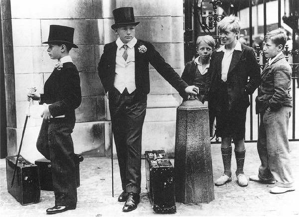 沒想到愛麗絲的車燈這麽大？囧圖姑娘的腿真的這麽白嗎