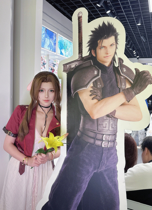 沒想到愛麗絲的車燈這麽大？囧圖姑娘的腿真的這麽白嗎