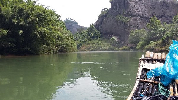 沒想到愛麗絲的車燈這麽大？囧圖姑娘的腿真的這麽白嗎