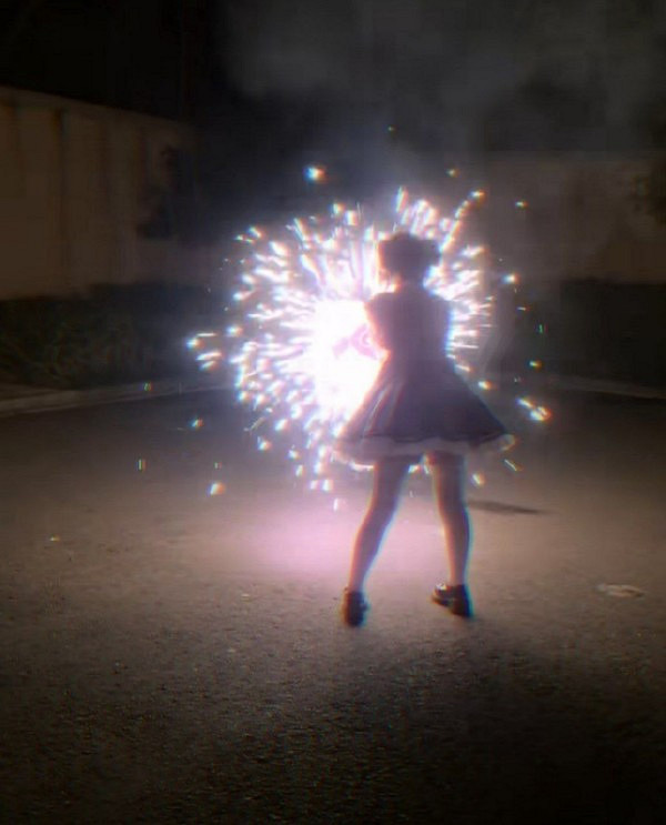 沒想到愛麗絲的車燈這麽大？囧圖姑娘的腿真的這麽白嗎