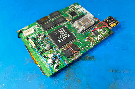 牛人純手工打造PS1掌機：原生運行PS1遊戲！非模擬器