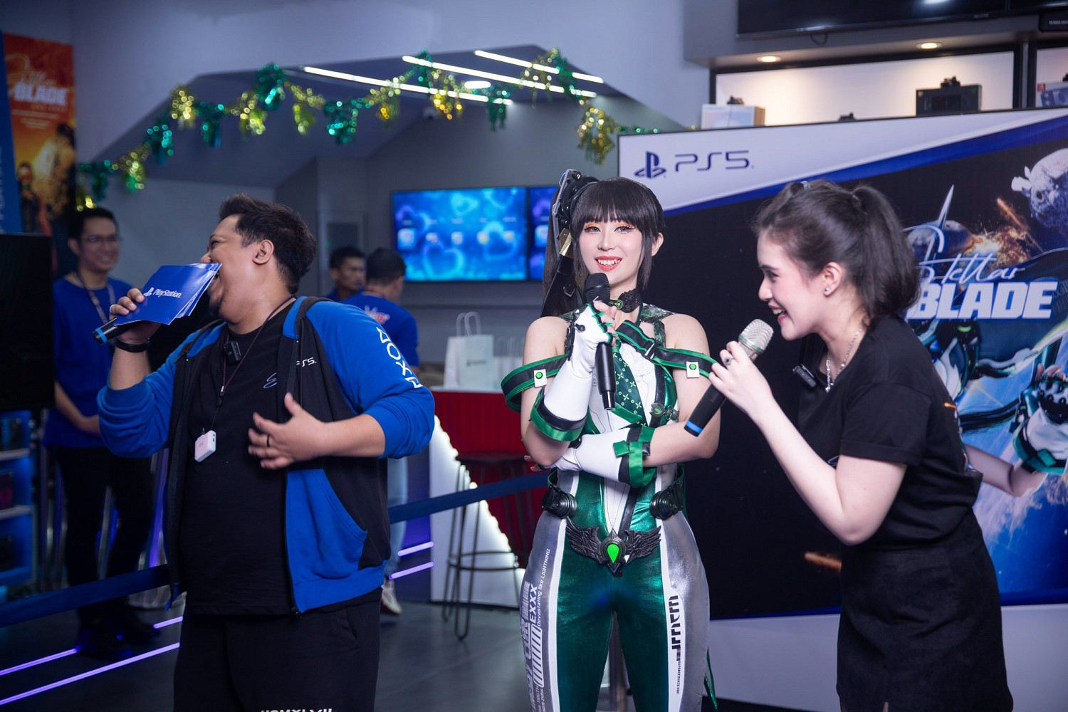 《劍星》印尼發布會伊芙COS成熱點：性感身材超可愛！
