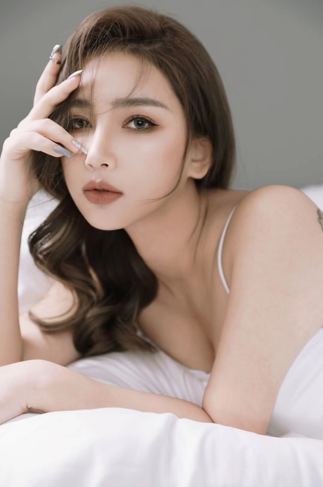 職場情感題材崛起，5月15日Steam上架《美女，應接不暇》引領互動劇新趨勢