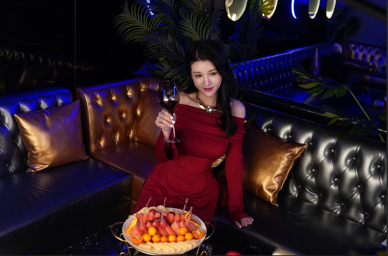 職場情感題材崛起，5月15日Steam上架《美女，應接不暇》引領互動劇新趨勢