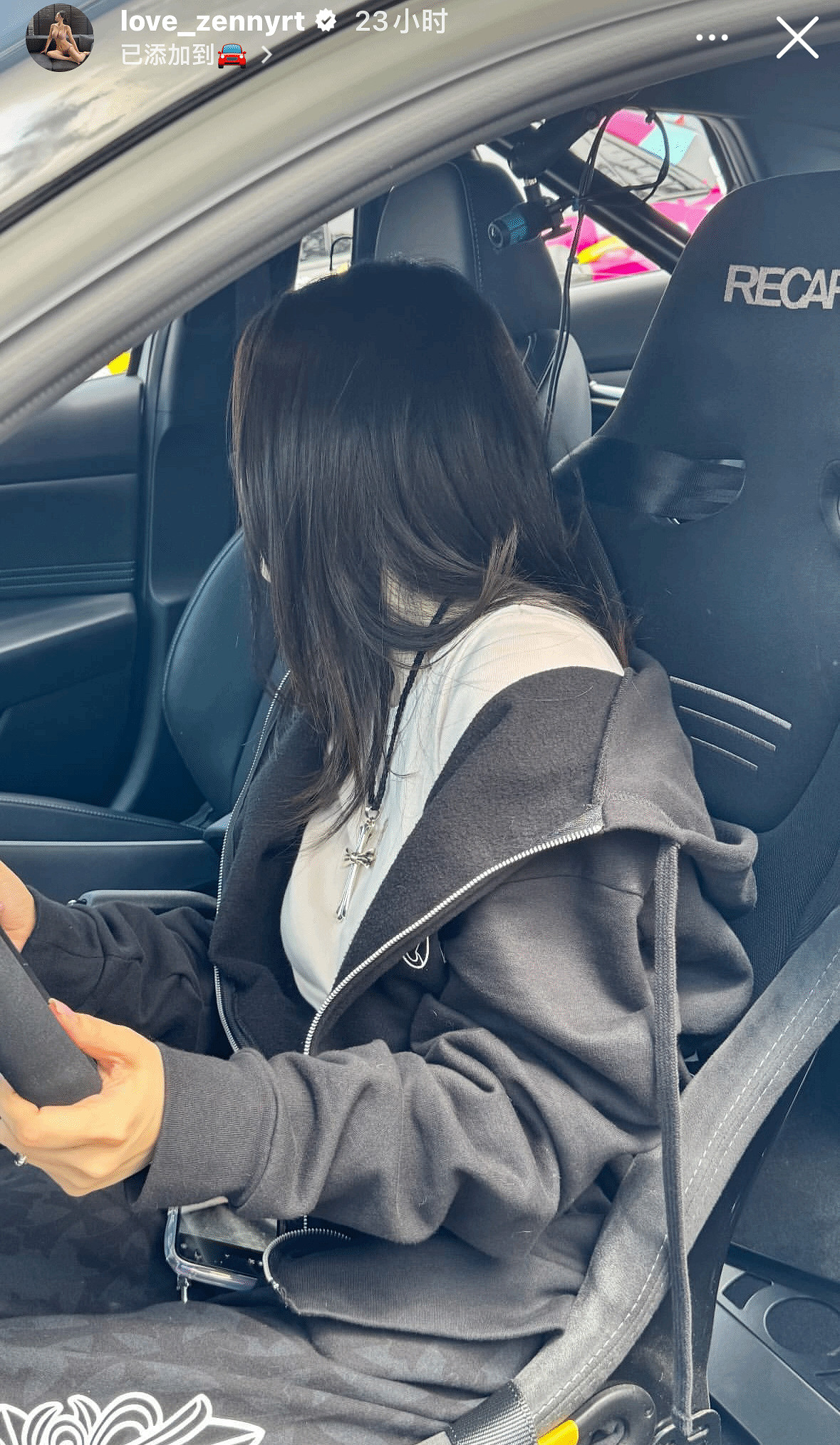 《劍星》伊芙體模曬多張日常照：賽車場進行打卡合影