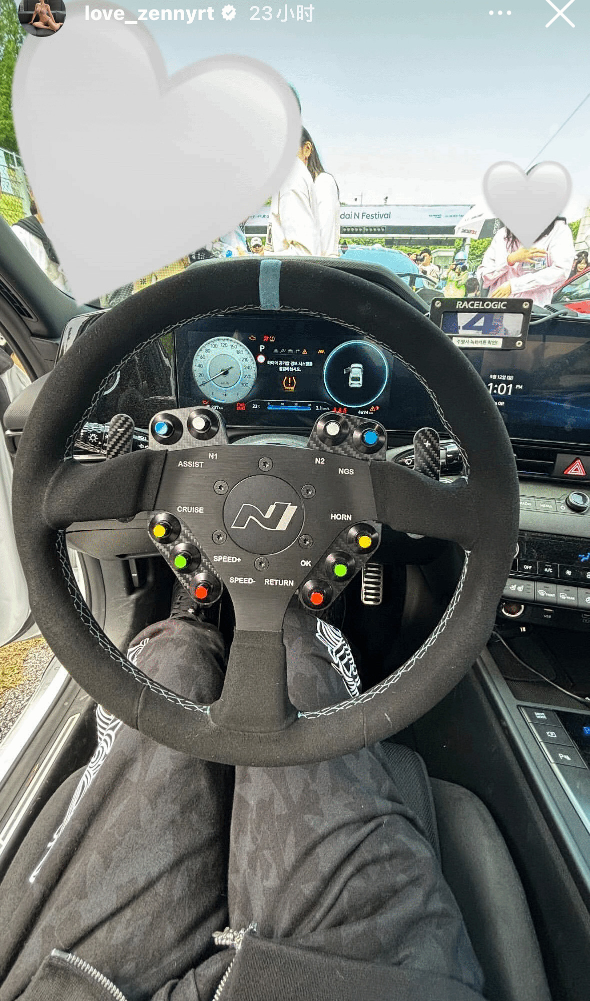 《劍星》伊芙體模曬多張日常照：賽車場進行打卡合影