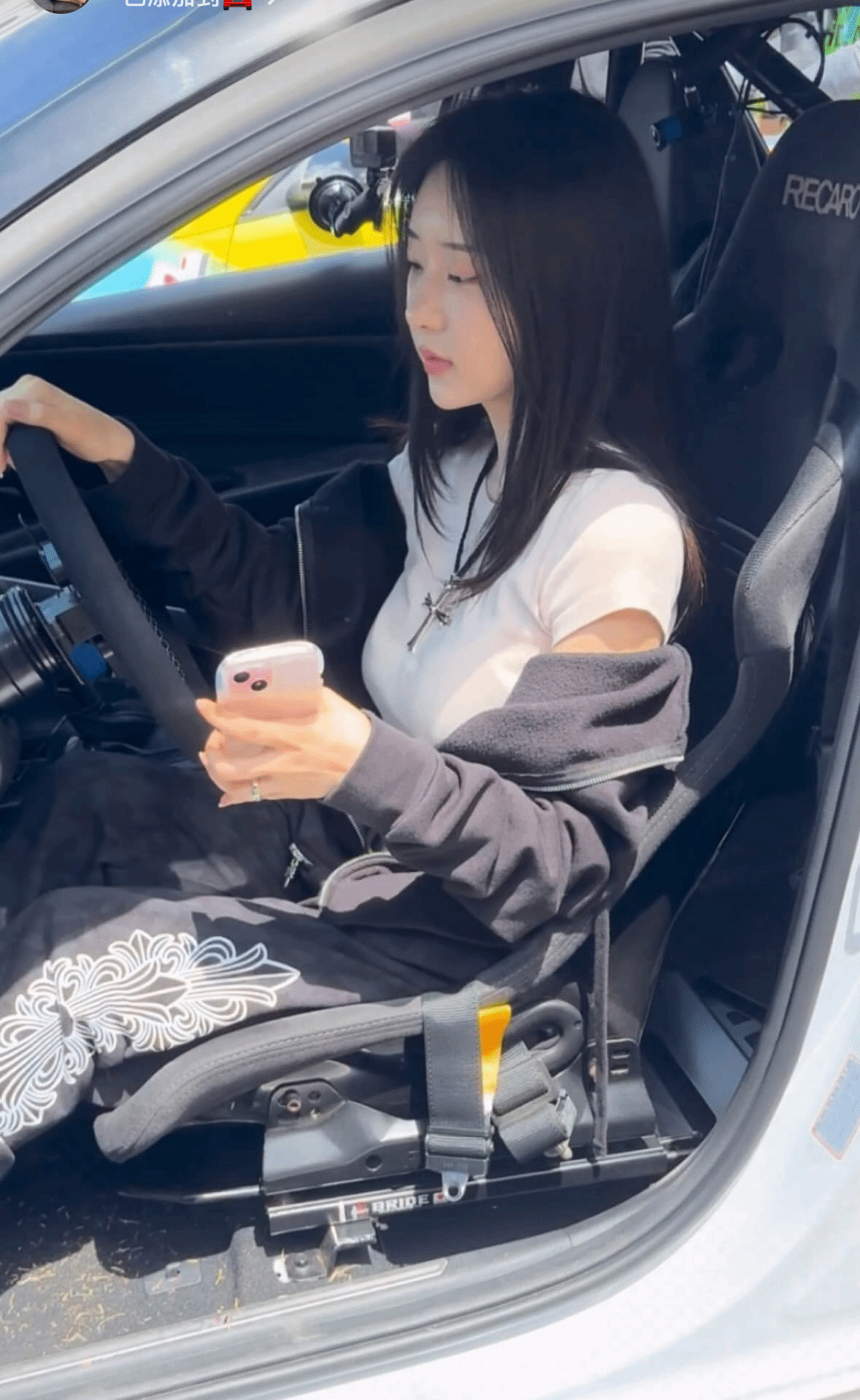 《劍星》伊芙體模曬多張日常照：賽車場進行打卡合影