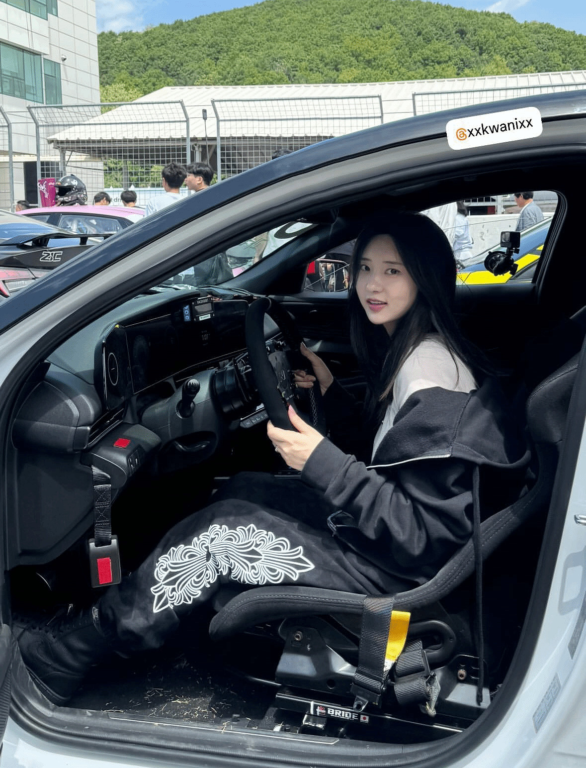 《劍星》伊芙體模曬多張日常照：賽車場進行打卡合影