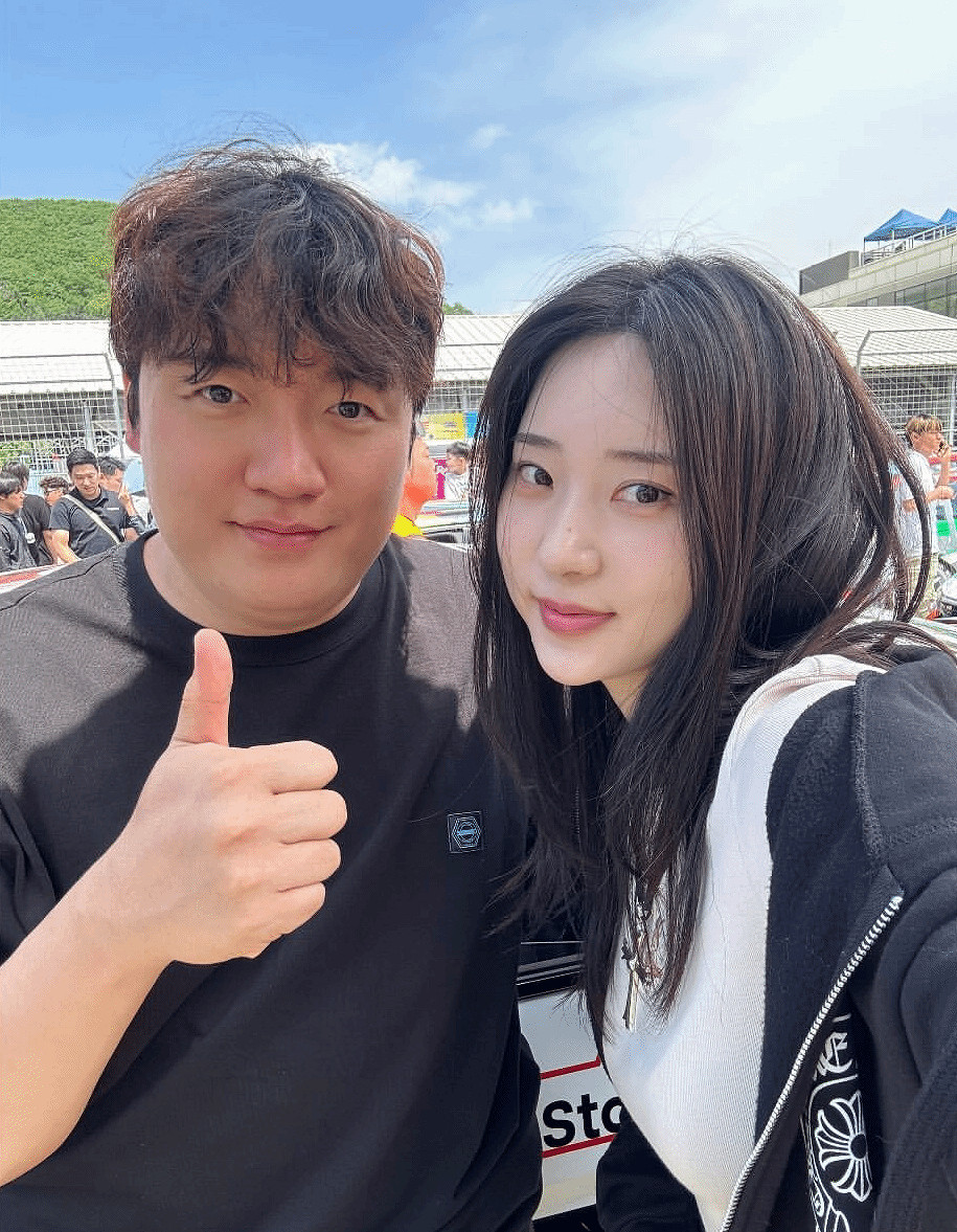 《劍星》伊芙體模曬多張日常照：賽車場進行打卡合影