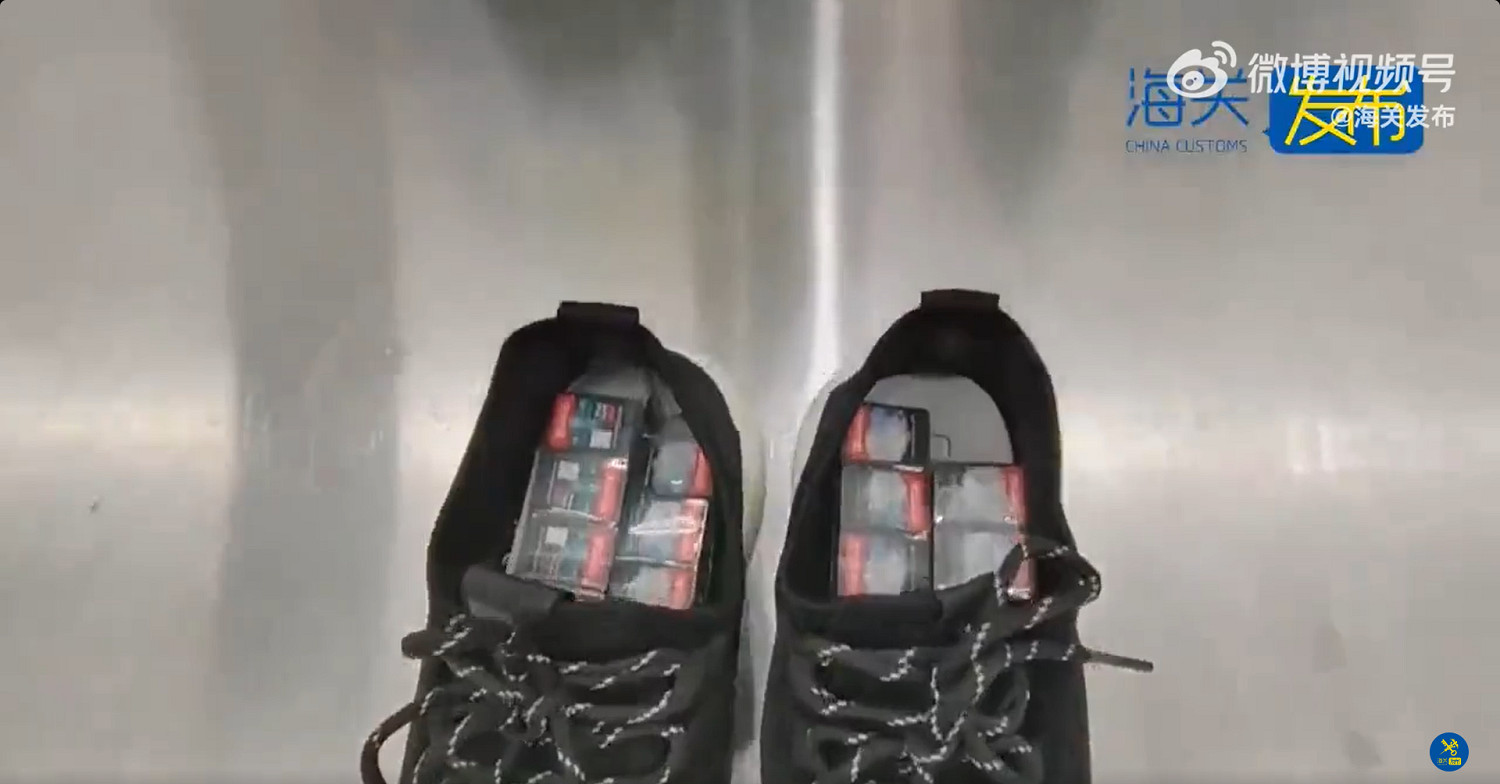 海關查獲120張Switch卡 藏在腳底 網友：再也不舔卡