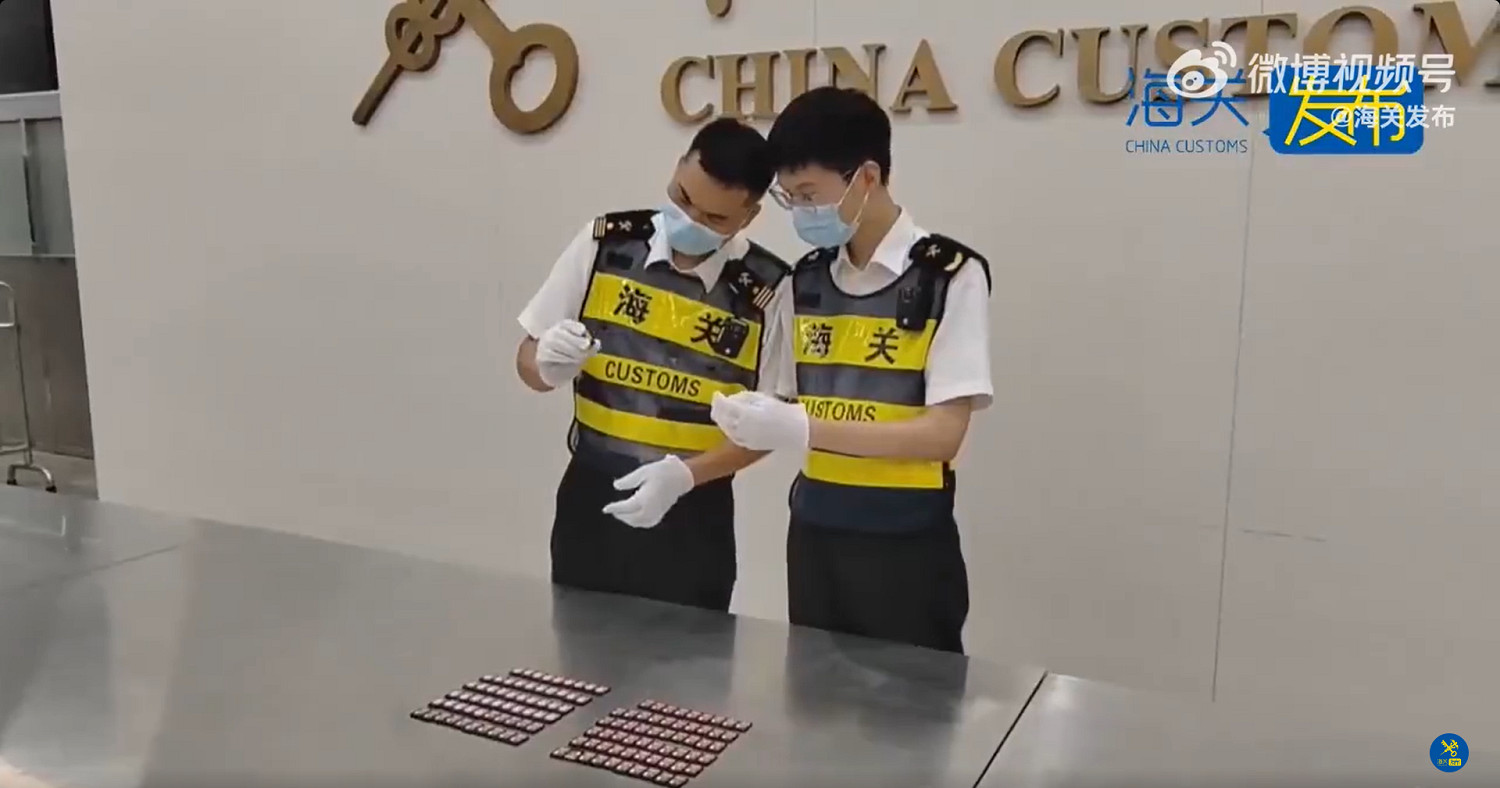 海關查獲120張Switch卡 藏在腳底 網友：再也不舔卡