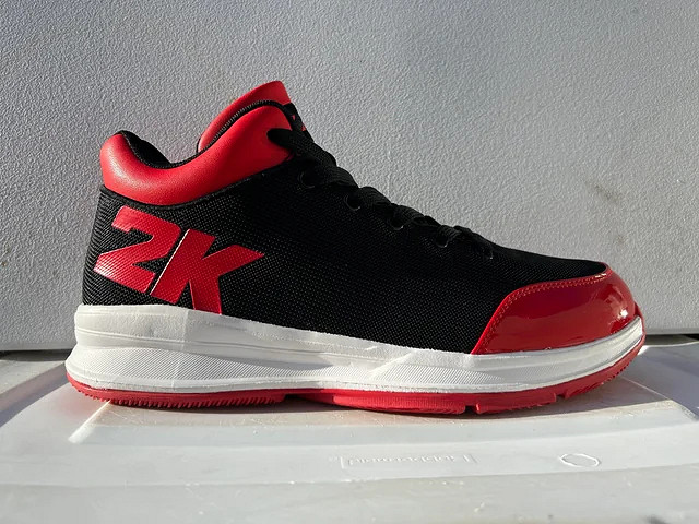 動手能力真強!《NBA 2K24》粉絲自製"2K Generic"鞋 動手能力真強!《NBA 2K24》粉絲自製"2K Generic"鞋