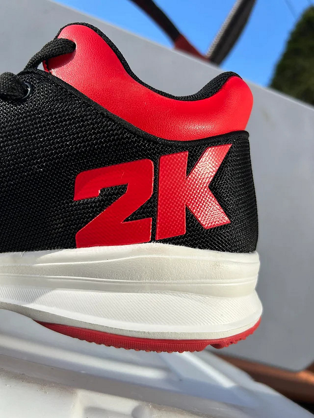 動手能力真強!《NBA 2K24》粉絲自製"2K Generic"鞋 動手能力真強!《NBA 2K24》粉絲自製"2K Generic"鞋