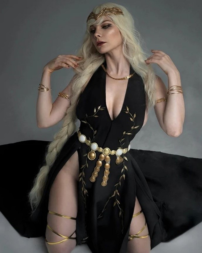 俄妹COS《艾爾登法環》瑪莉卡、馬蓮妮婭 傲人身姿太養眼