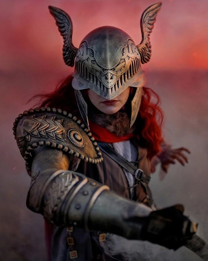 俄妹COS《艾爾登法環》瑪莉卡、馬蓮妮婭 傲人身姿太養眼