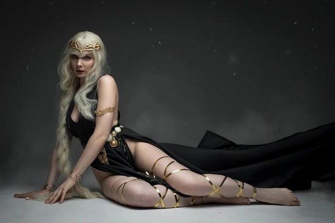 俄妹COS《艾爾登法環》瑪莉卡、馬蓮妮婭 傲人身姿太養眼