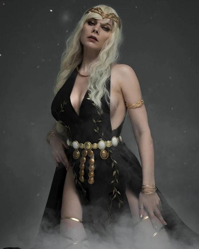 俄妹COS《艾爾登法環》瑪莉卡、馬蓮妮婭 傲人身姿太養眼