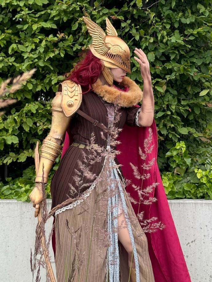 小姐姐COS《艾爾登法環》瑪蓮妮亞 傲人身材美感十足！