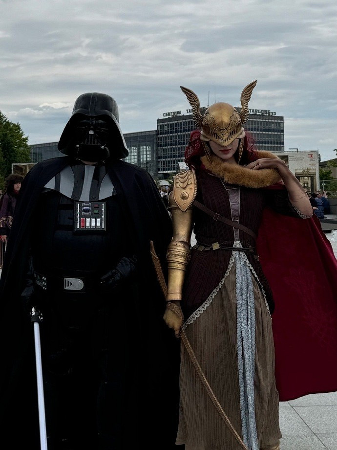 小姐姐COS《艾爾登法環》瑪蓮妮亞 傲人身材美感十足！