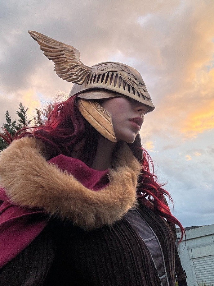 小姐姐COS《艾爾登法環》瑪蓮妮亞 傲人身材美感十足！