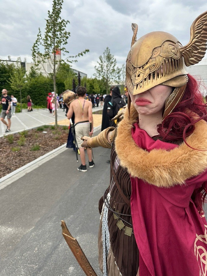 小姐姐COS《艾爾登法環》瑪蓮妮亞 傲人身材美感十足！