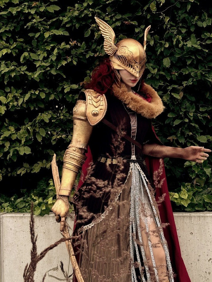 小姐姐COS《艾爾登法環》瑪蓮妮亞 傲人身材美感十足！