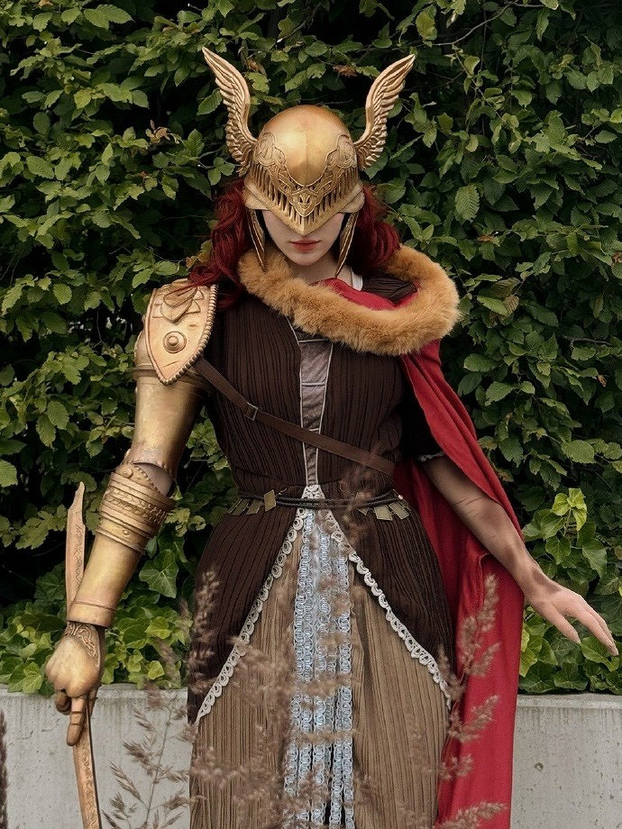 小姐姐COS《艾爾登法環》瑪蓮妮亞 傲人身材美感十足！