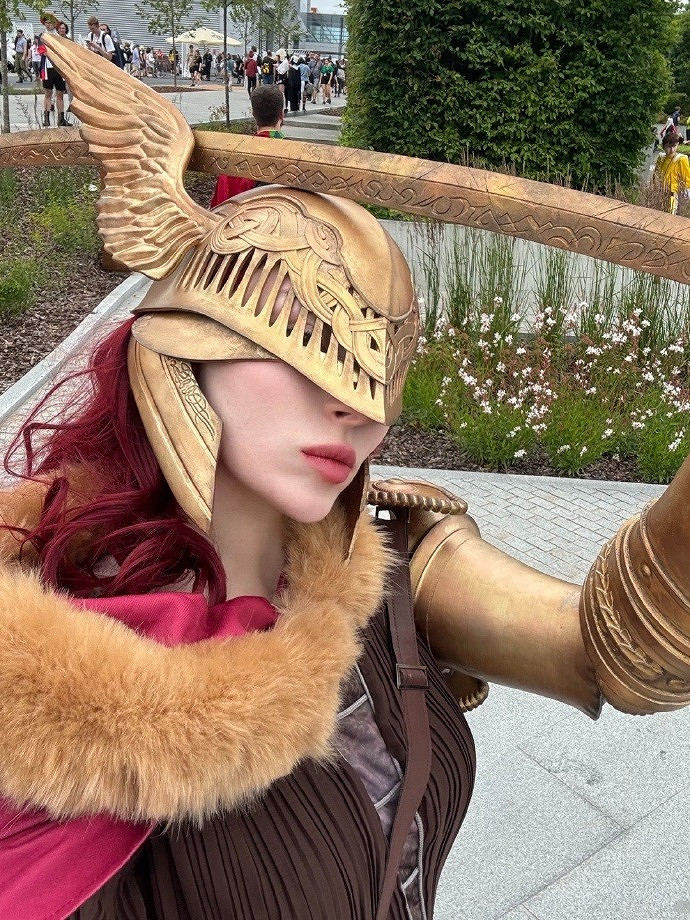 小姐姐COS《艾爾登法環》瑪蓮妮亞 傲人身材美感十足！