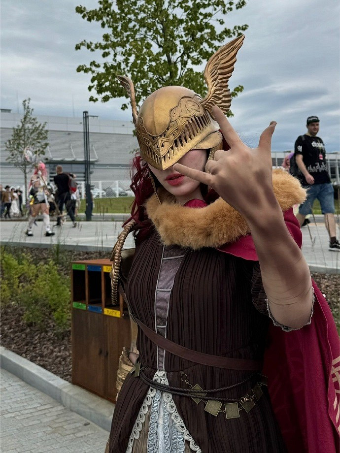 小姐姐COS《艾爾登法環》瑪蓮妮亞 傲人身材美感十足！