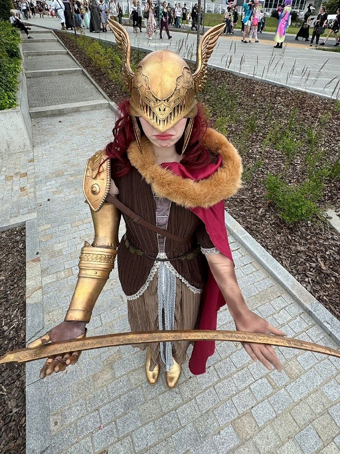 小姐姐COS《艾爾登法環》瑪蓮妮亞 傲人身材美感十足！