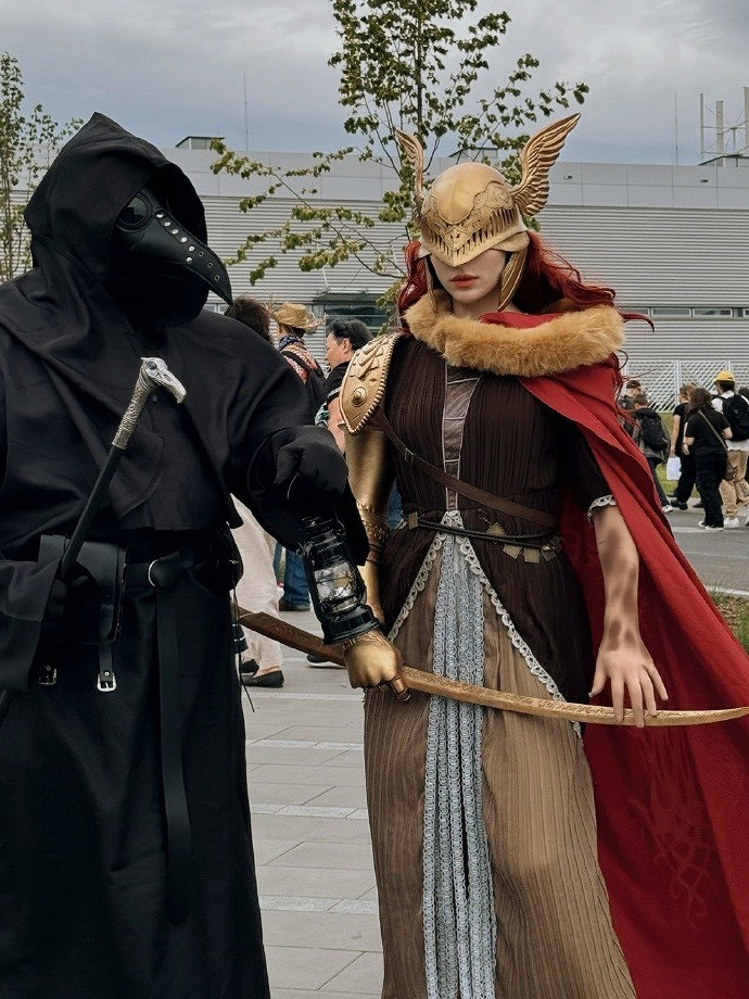 小姐姐COS《艾爾登法環》瑪蓮妮亞 傲人身材美感十足！