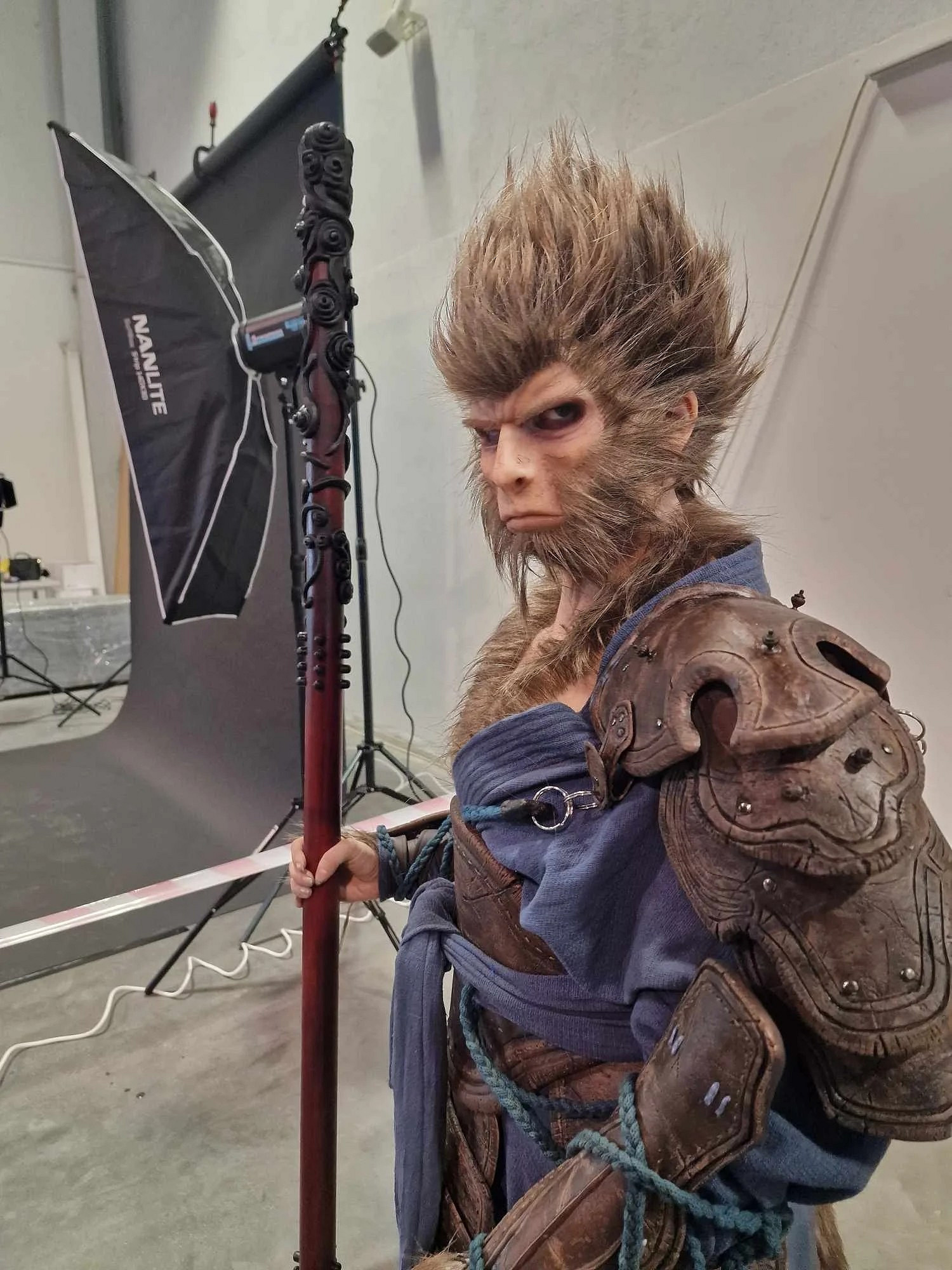 粉絲自製《黑神話》超用心COS服:頭髮是一根根粘的 粉絲自製《黑神話》超用心COS服:頭髮是一根根粘的