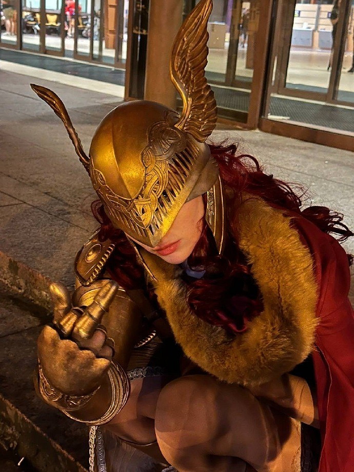 小姐姐COS《艾爾登法環》瑪蓮妮亞 傲人身材美感十足！