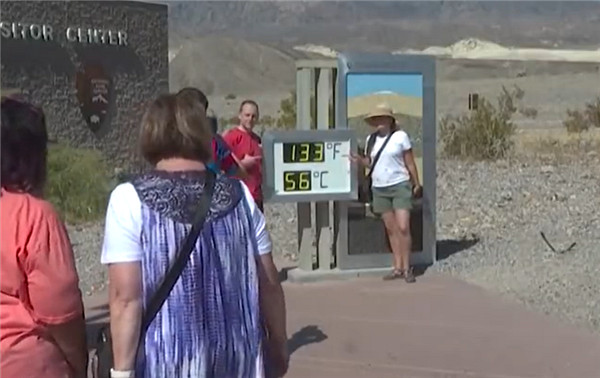 美國死亡谷56度高溫已致1人死亡：但仍有大批民眾前往探險
