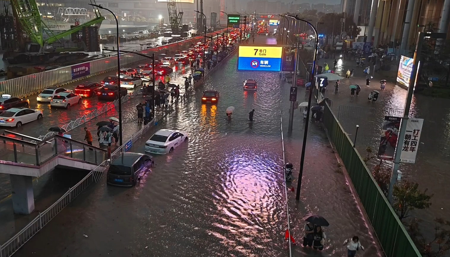 劇情重複上演:BW展再遇暴雨!難到真是“水上樂園”? 劇情重複上演:BW展再遇暴雨!難到真是“水上樂園”?