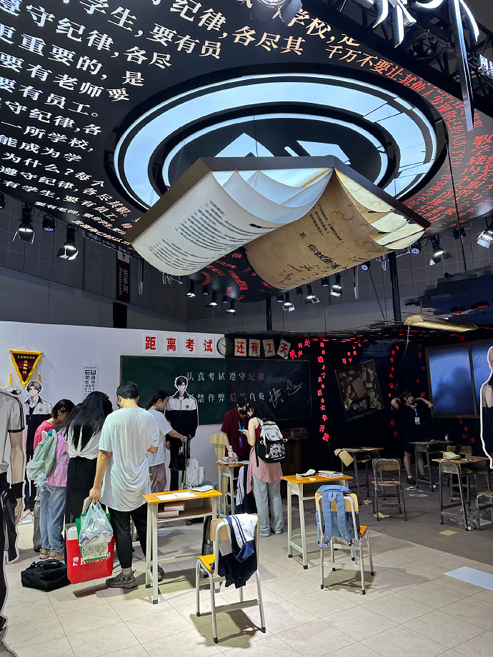 排隊做題？《世界之外》於2024BW展中發試卷當場考試！