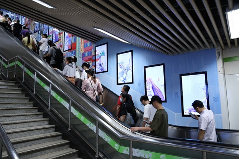 上海地鐵站打破次元壁，小紅書連動頭部廠商開啟“遊戲這個夏天”