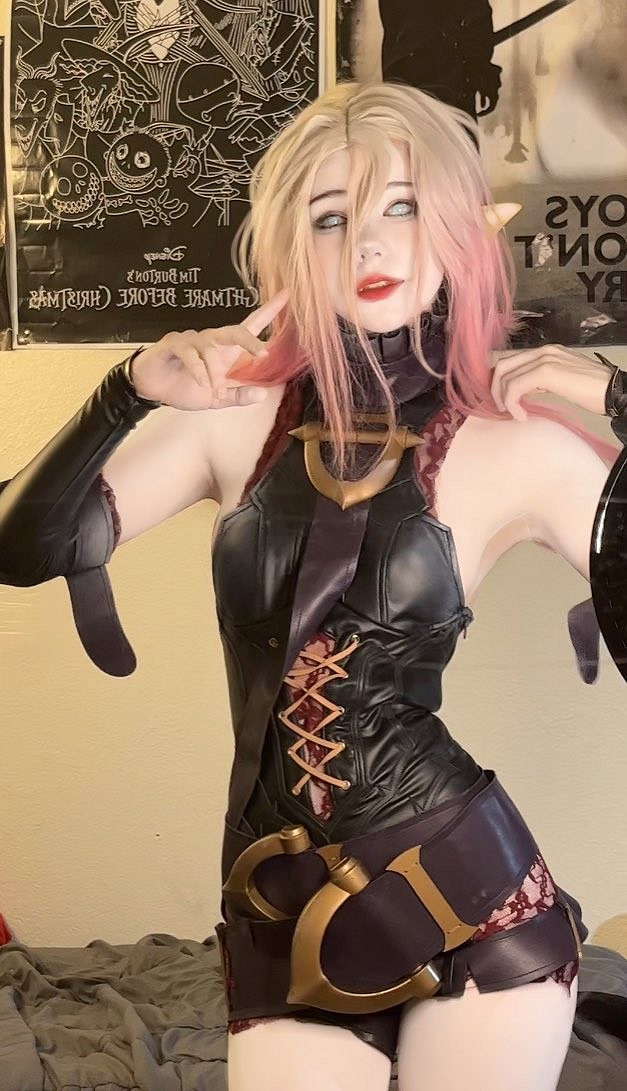 辣妹COS《LOL》狂厄薔薇·貝蕾亞 這身材太哇塞了！