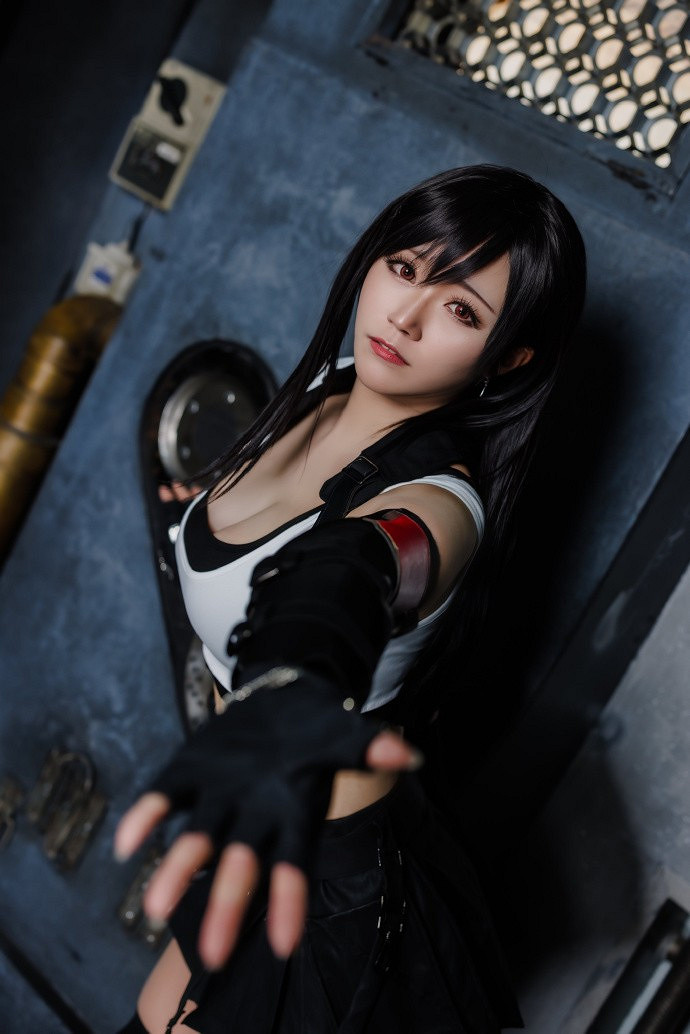 島國小姐姐COS蒂法 熱辣身材+多穿搭讓人眼界大開！