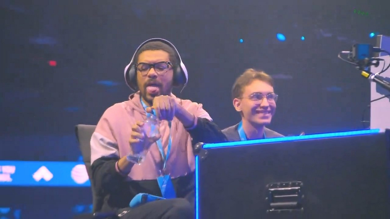 現場沸騰了!《真人快打1》選手賽後模仿祖國人喝奶 現場沸騰了!《真人快打1》選手賽後模仿祖國人喝奶