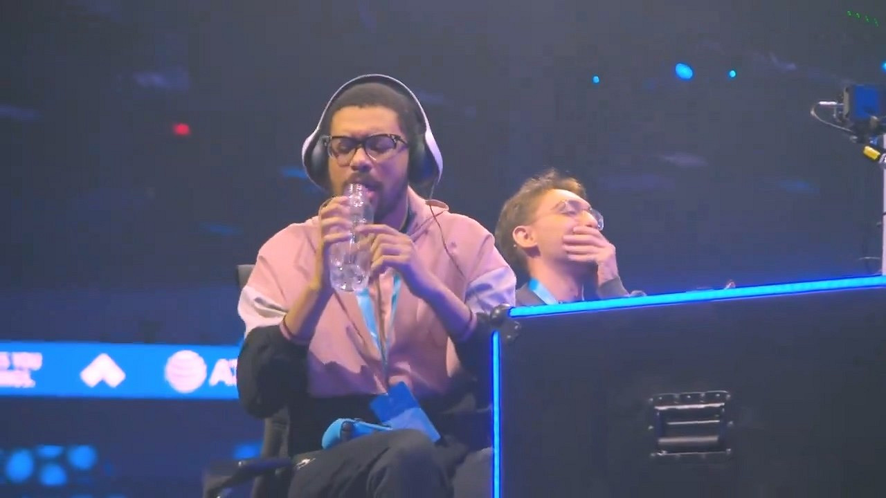 現場沸騰了!《真人快打1》選手賽後模仿祖國人喝奶 現場沸騰了!《真人快打1》選手賽後模仿祖國人喝奶