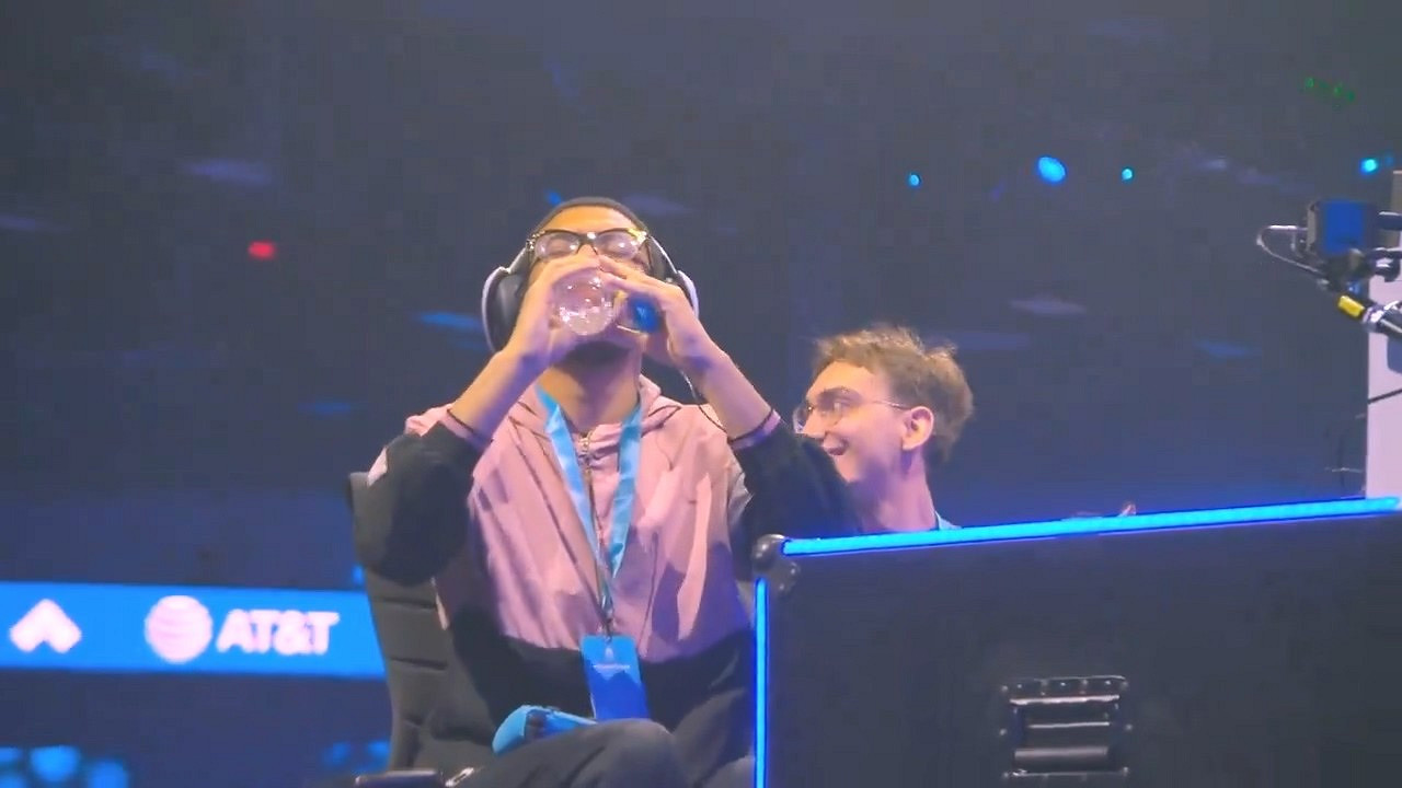 現場沸騰了!《真人快打1》選手賽後模仿祖國人喝奶 現場沸騰了!《真人快打1》選手賽後模仿祖國人喝奶