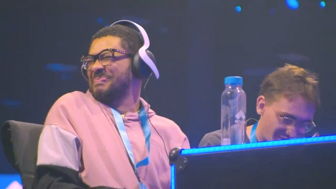 現場沸騰了!《真人快打1》選手賽後模仿祖國人喝奶 現場沸騰了!《真人快打1》選手賽後模仿祖國人喝奶