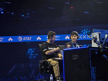 《格鬥天王 15》總決賽中國選手“小孩”曾卓君再次奪冠