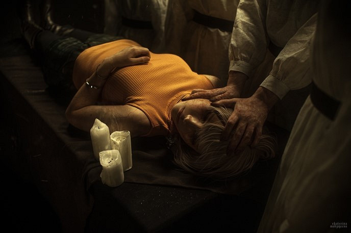 《生化4RE》阿什莉COS 小姐姐被異教徒抓走撕扯按倒