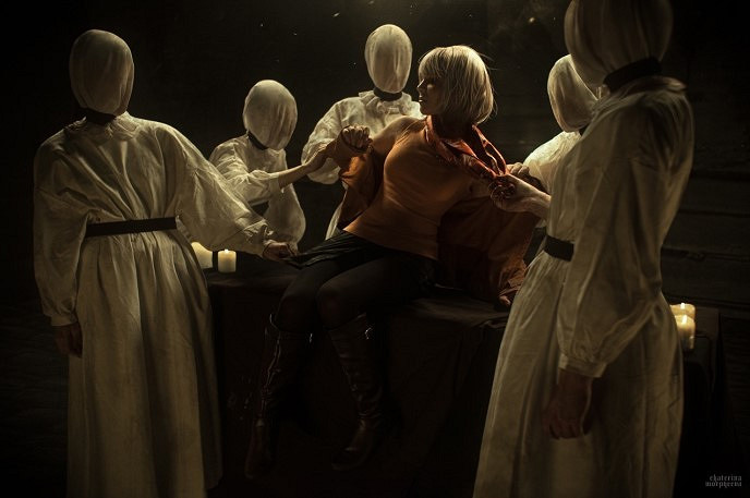 《生化4RE》阿什莉COS 小姐姐被異教徒抓走撕扯按倒