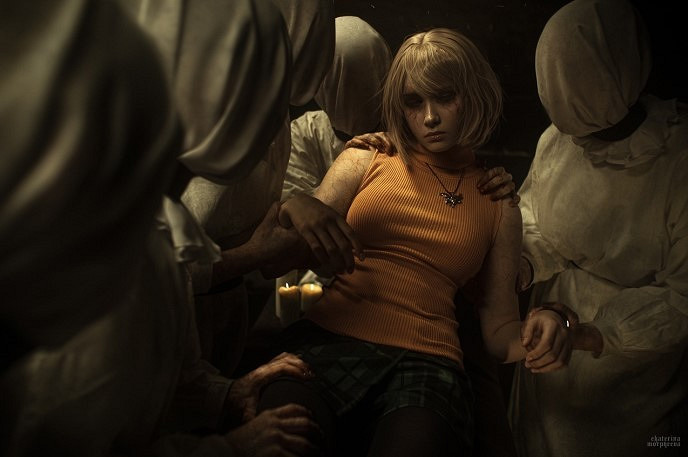 《生化4RE》阿什莉COS 小姐姐被異教徒抓走撕扯按倒