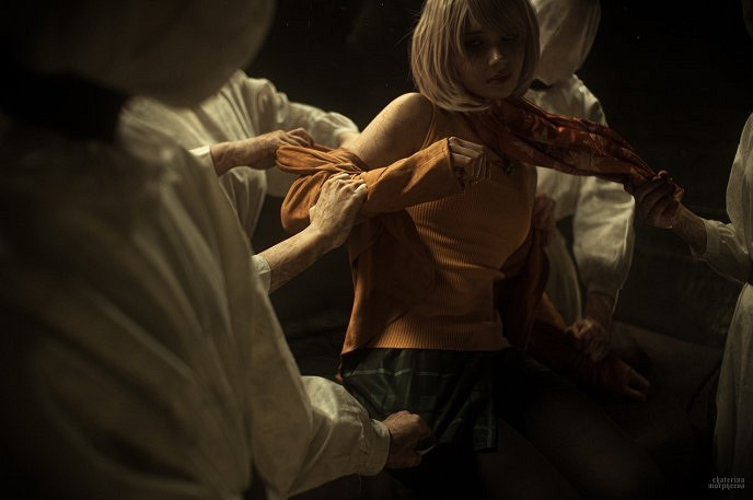 《生化4RE》阿什莉COS 小姐姐被異教徒抓走撕扯按倒